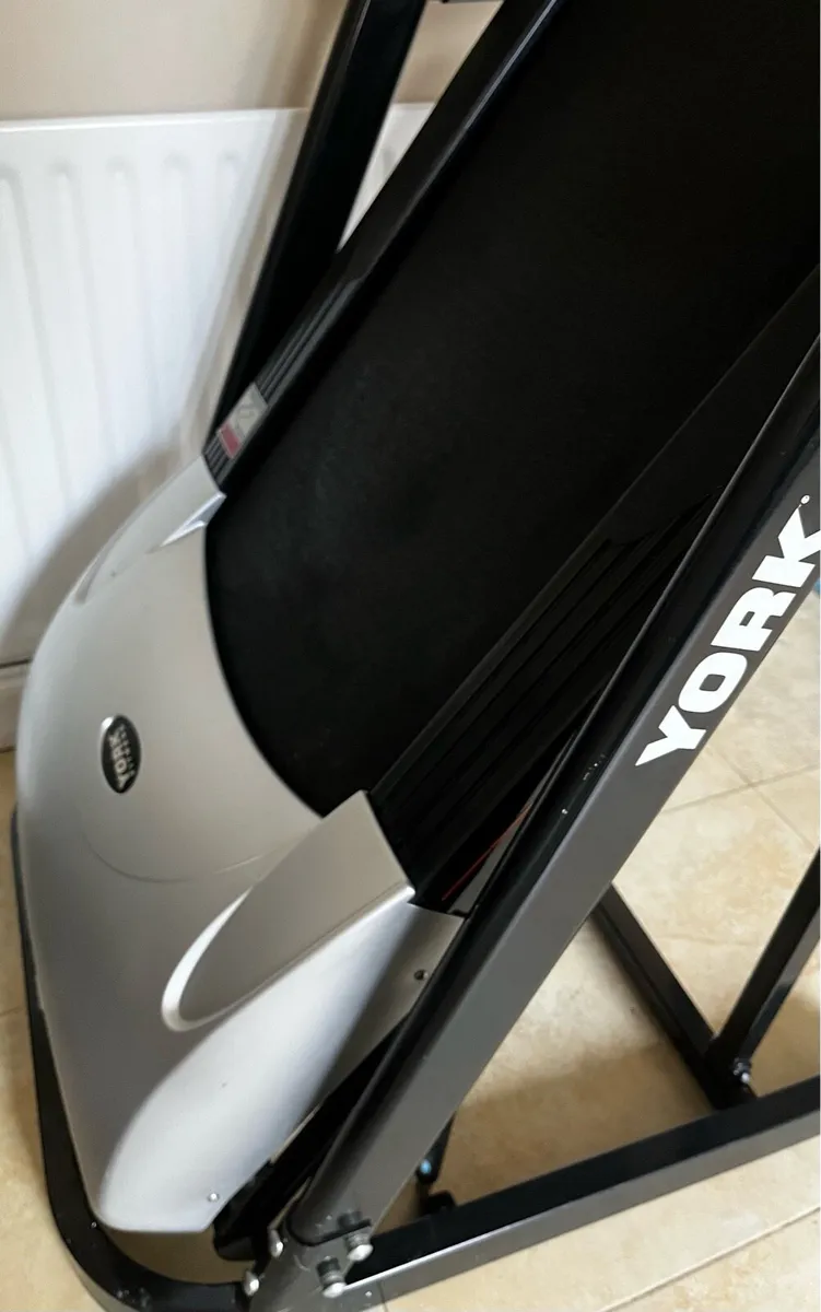 York Aspire 1-16km / 1-12% incline treadmill - Image 2