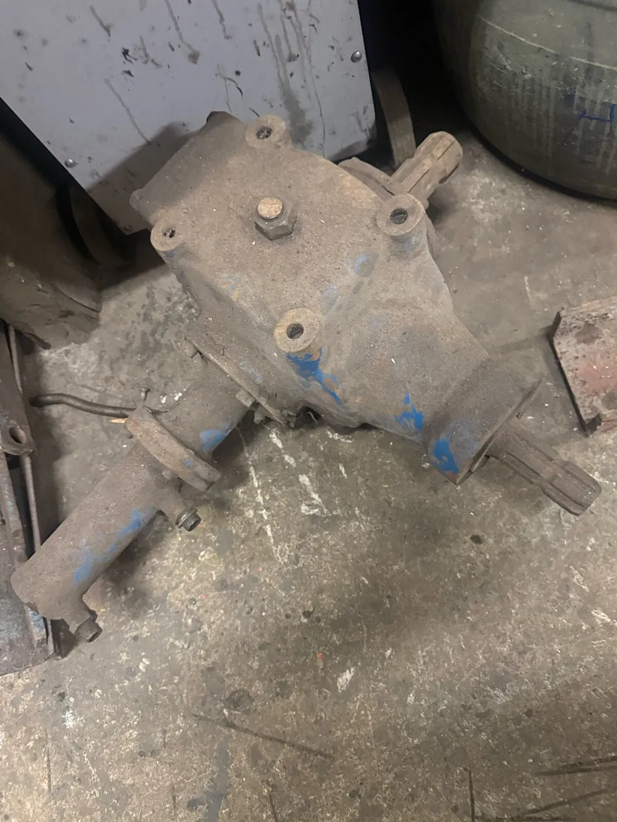 Reverse gearbox for turf hopper - Image 1