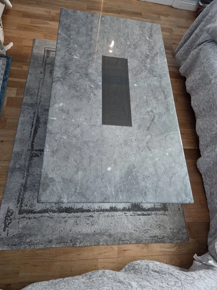 Marble table with rug - Image 3