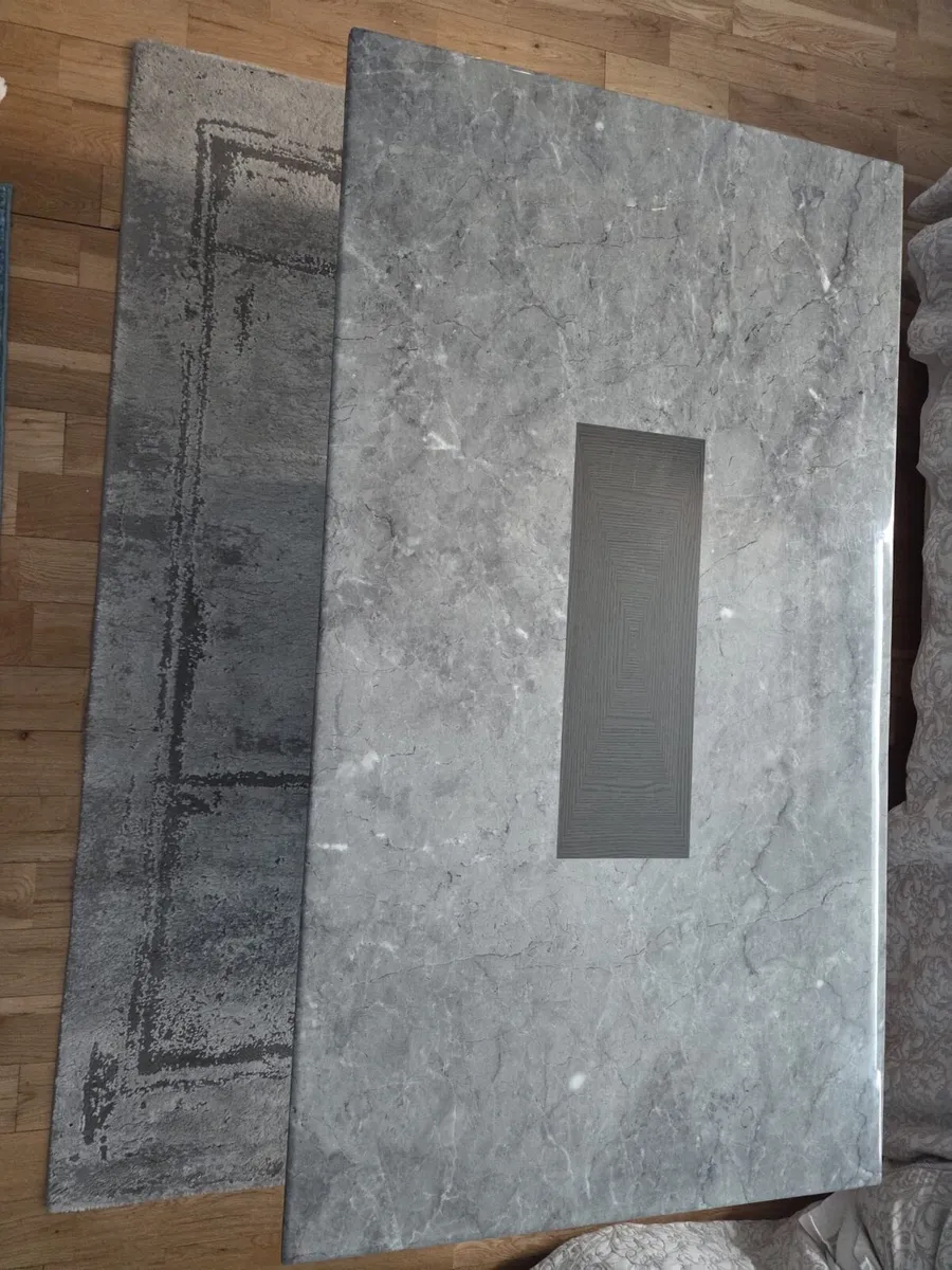 Marble table with rug - Image 1