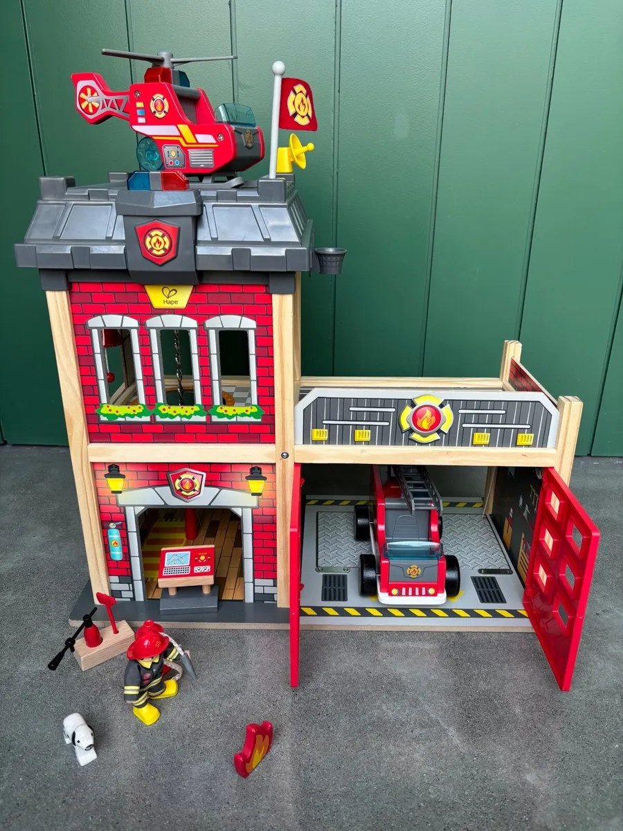 Hape wooden fire station - Image 3