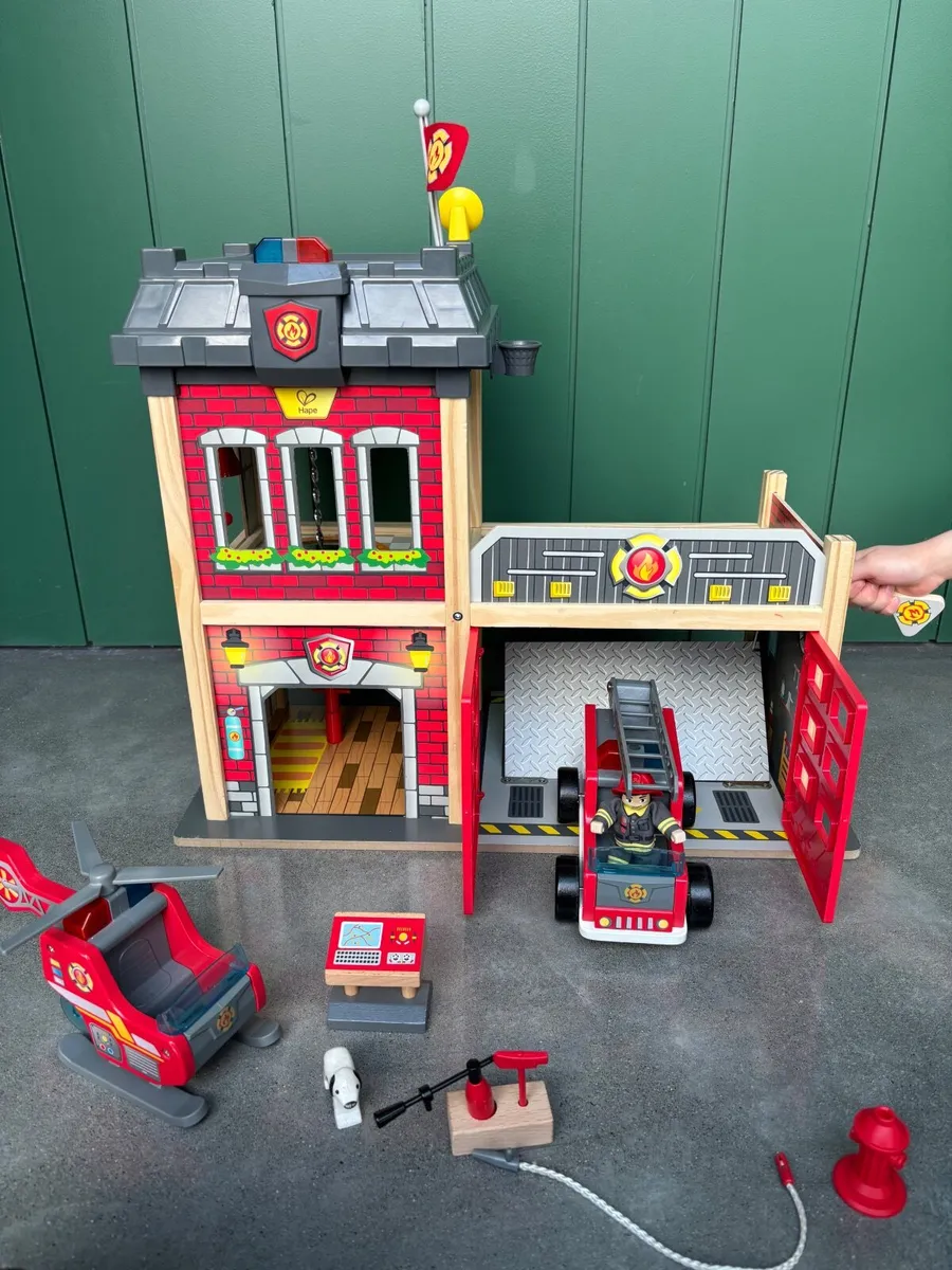 Hape wooden fire station - Image 4
