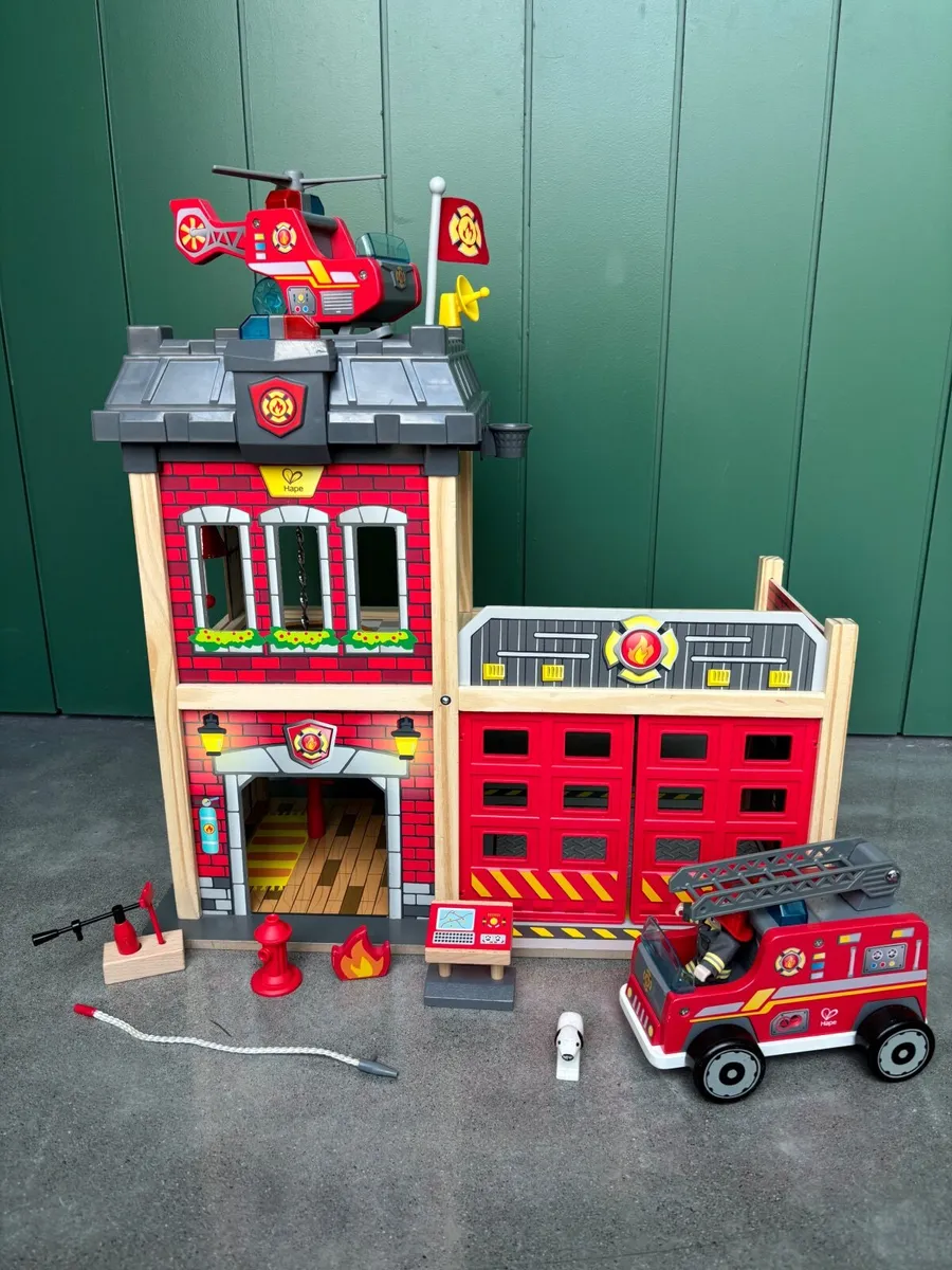Hape wooden fire station - Image 1