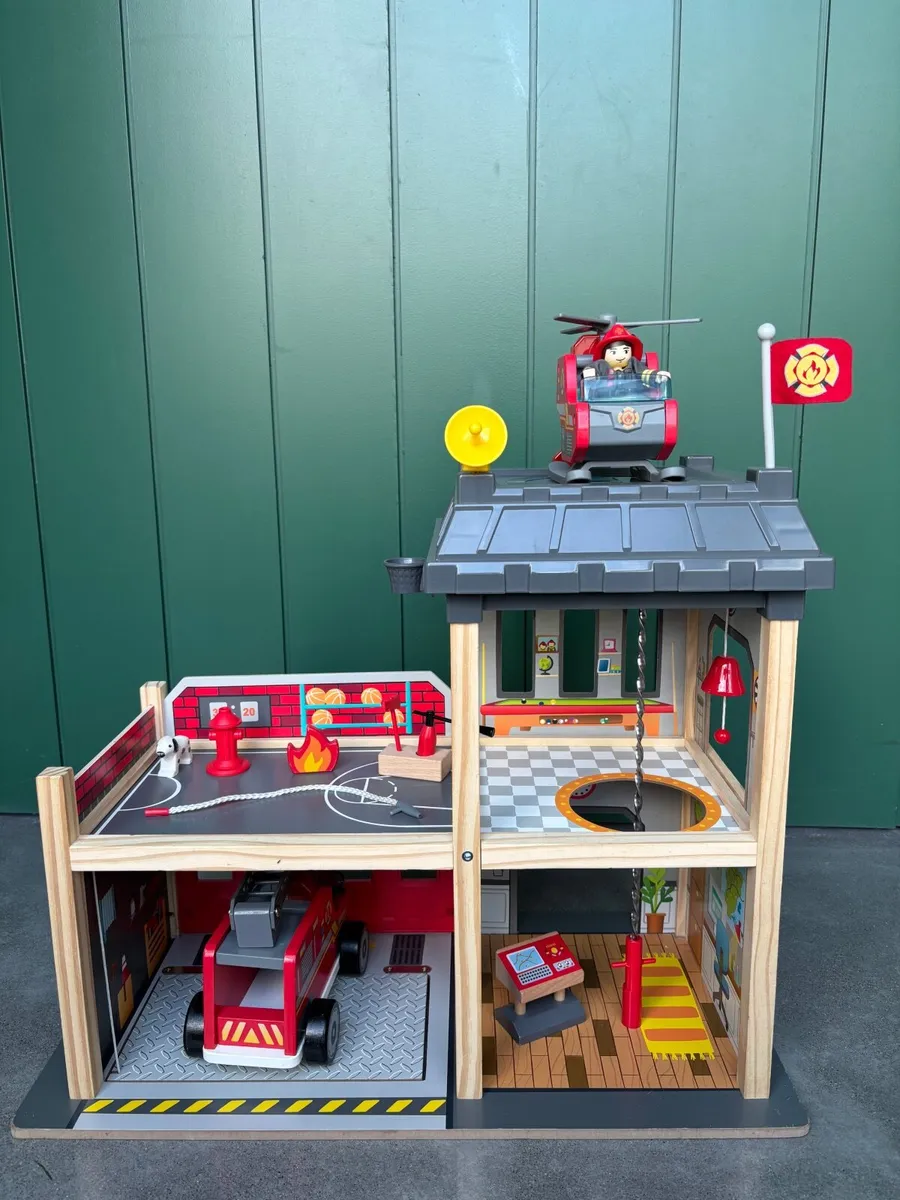 Hape wooden fire station - Image 2