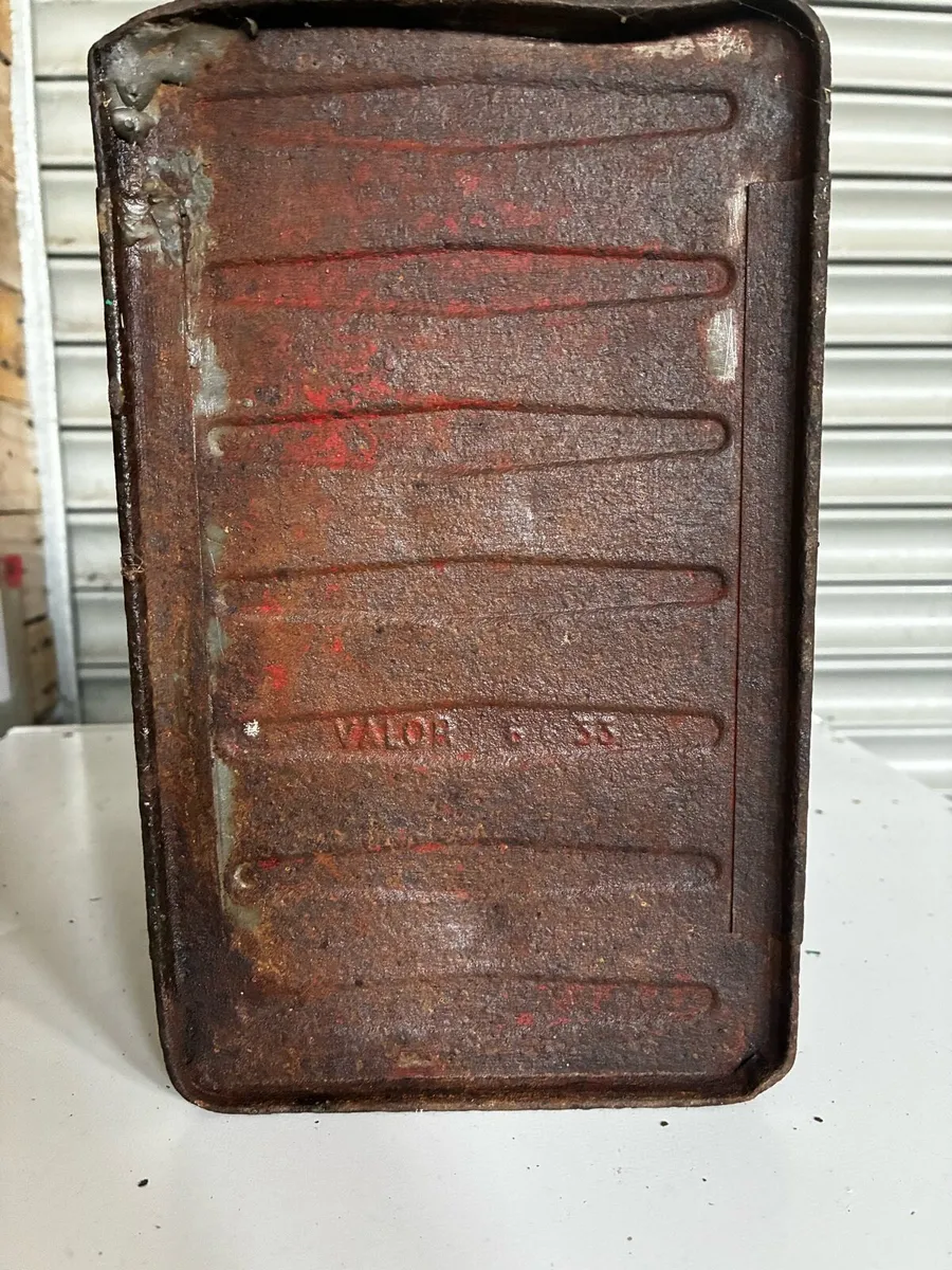 Old petrol cans - Image 4