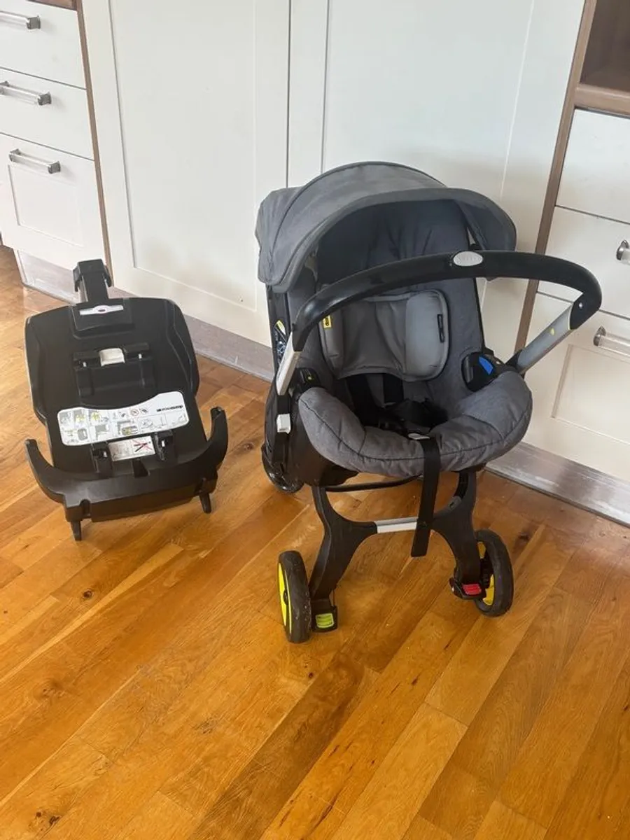 doona car seat/stroller and base - Image 2
