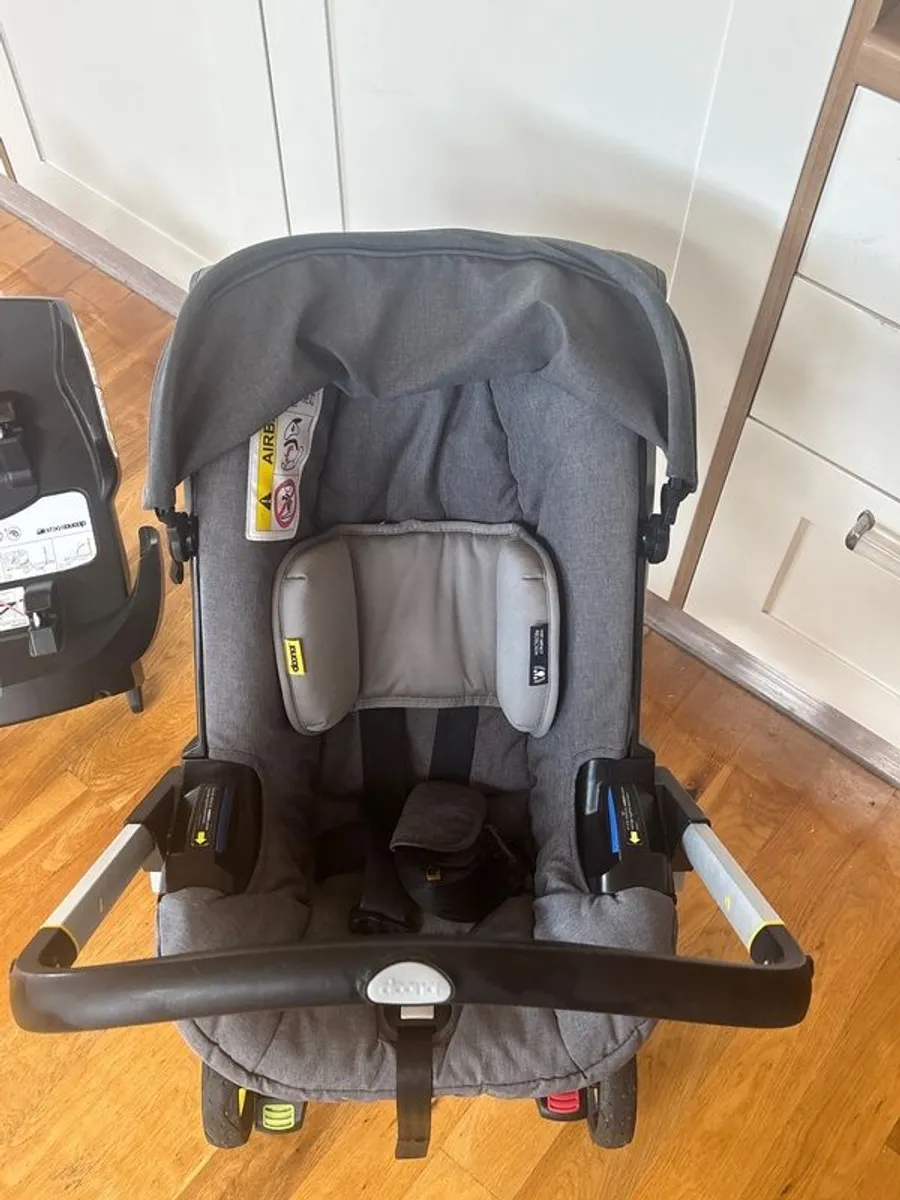 doona car seat/stroller and base - Image 3