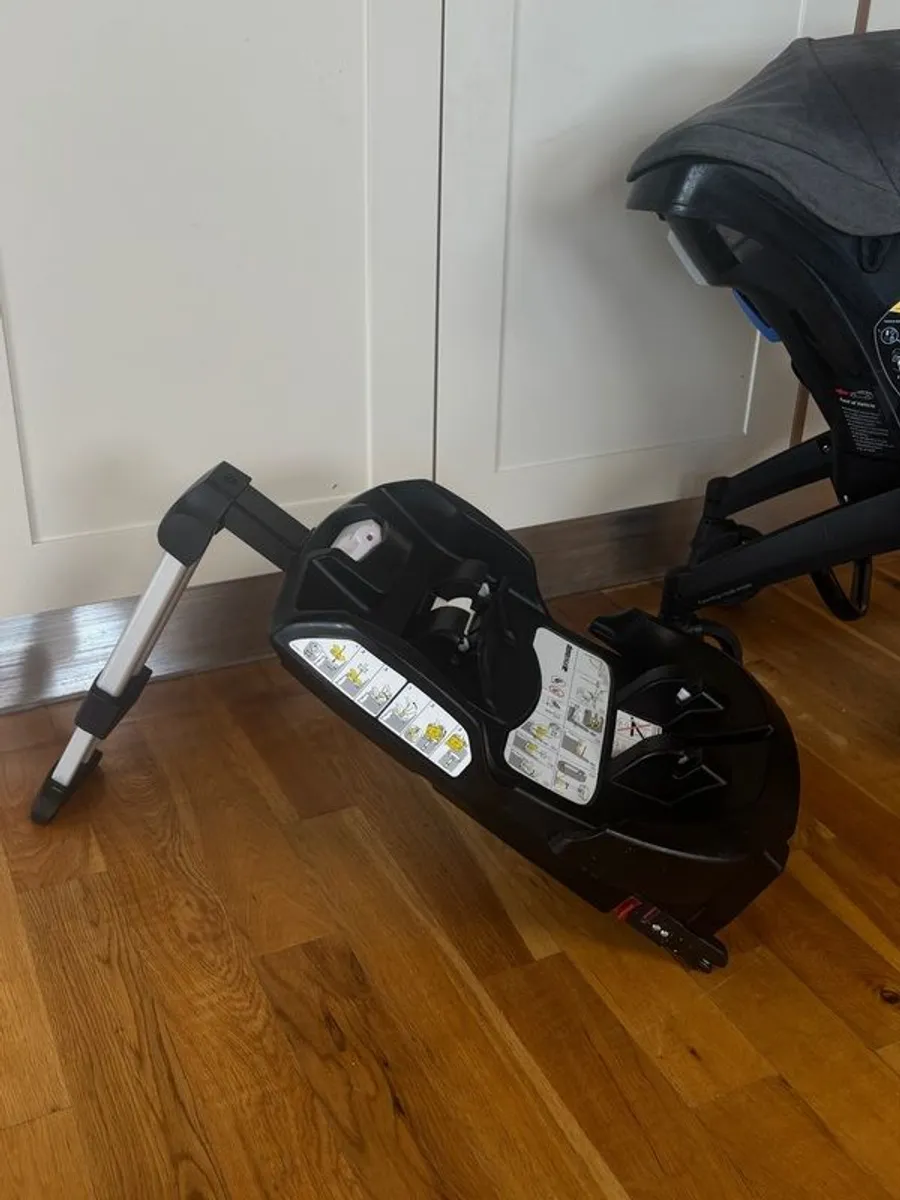doona car seat/stroller and base - Image 1