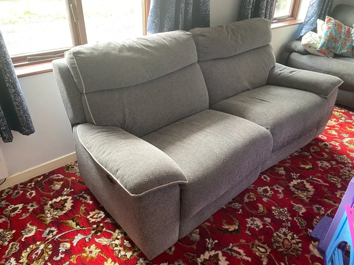 Recliner couch - Image 1