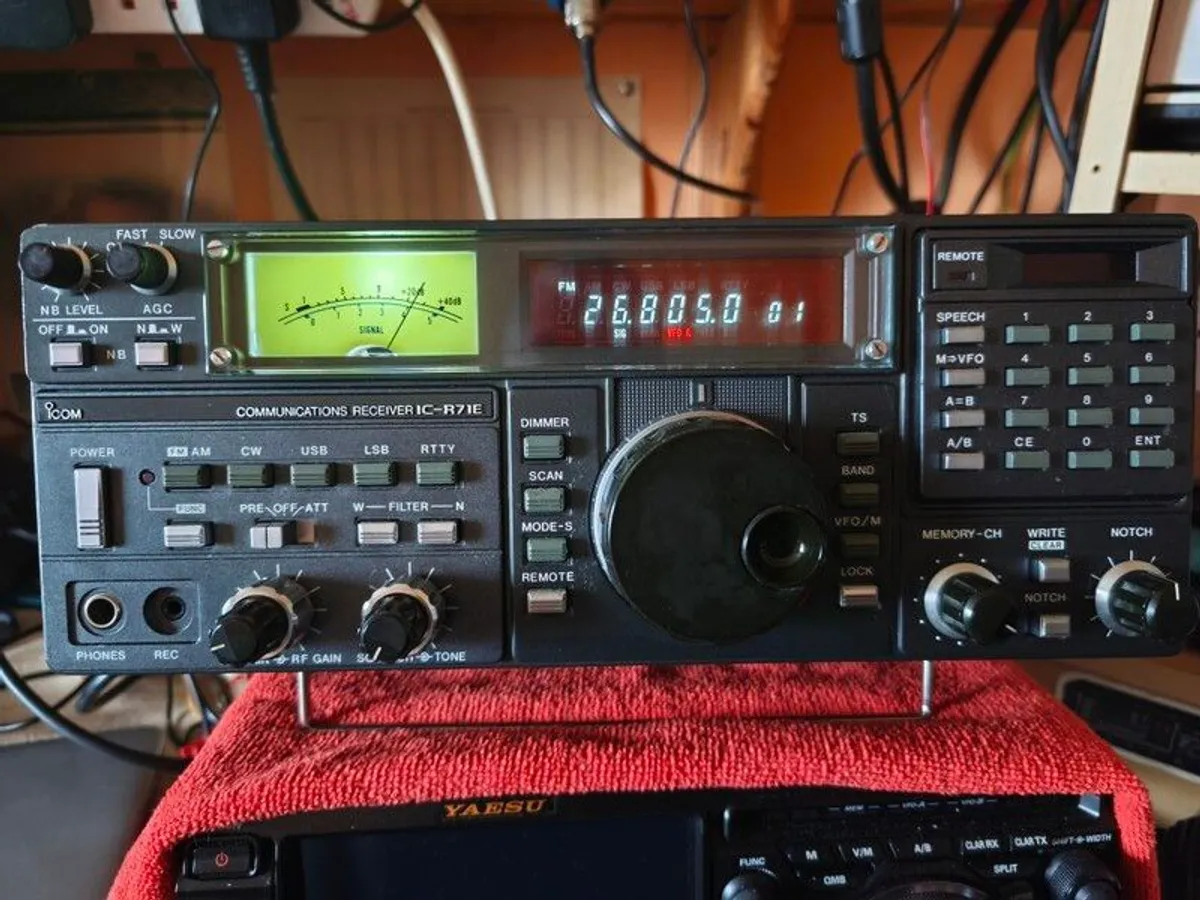Icom IC- R71 (E) HF General Coverage Receiver - Image 2