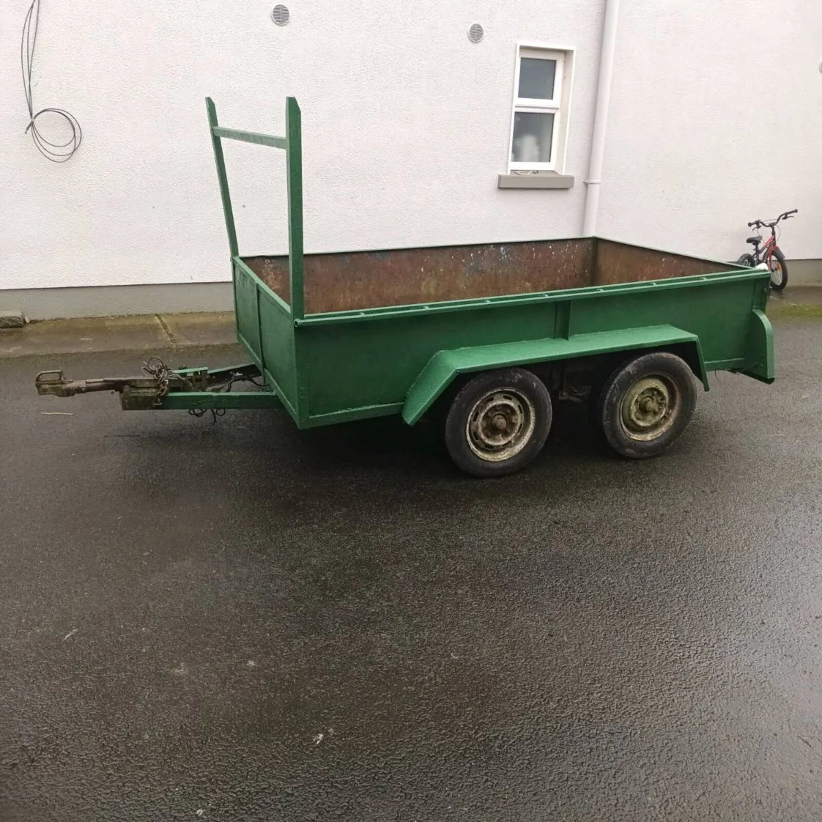 Double axle trailer.