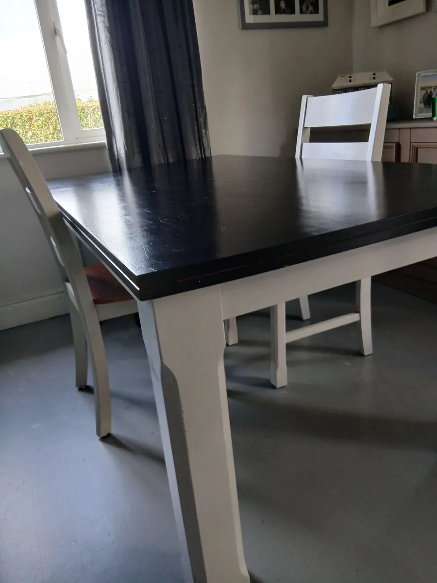 Dining room table - Image 1