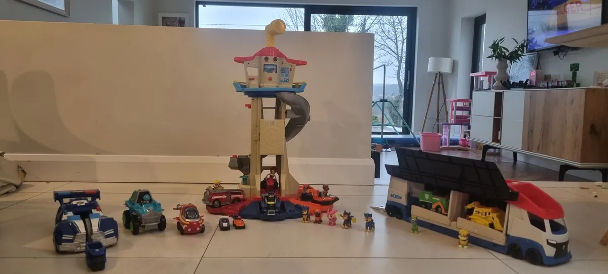 Paw patrol tower and accessories