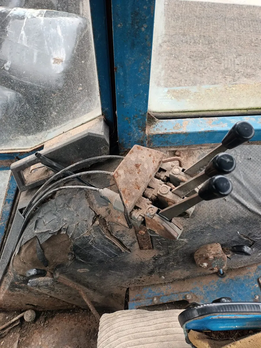 Quicke 2300 loader off ford 5610 - Image 3