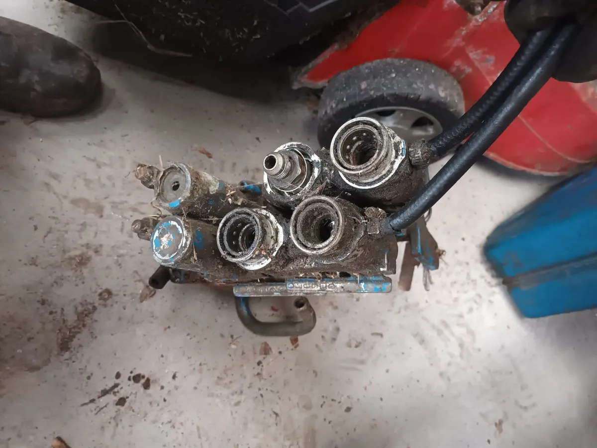 Quicke 2300 loader off ford 5610 - Image 4