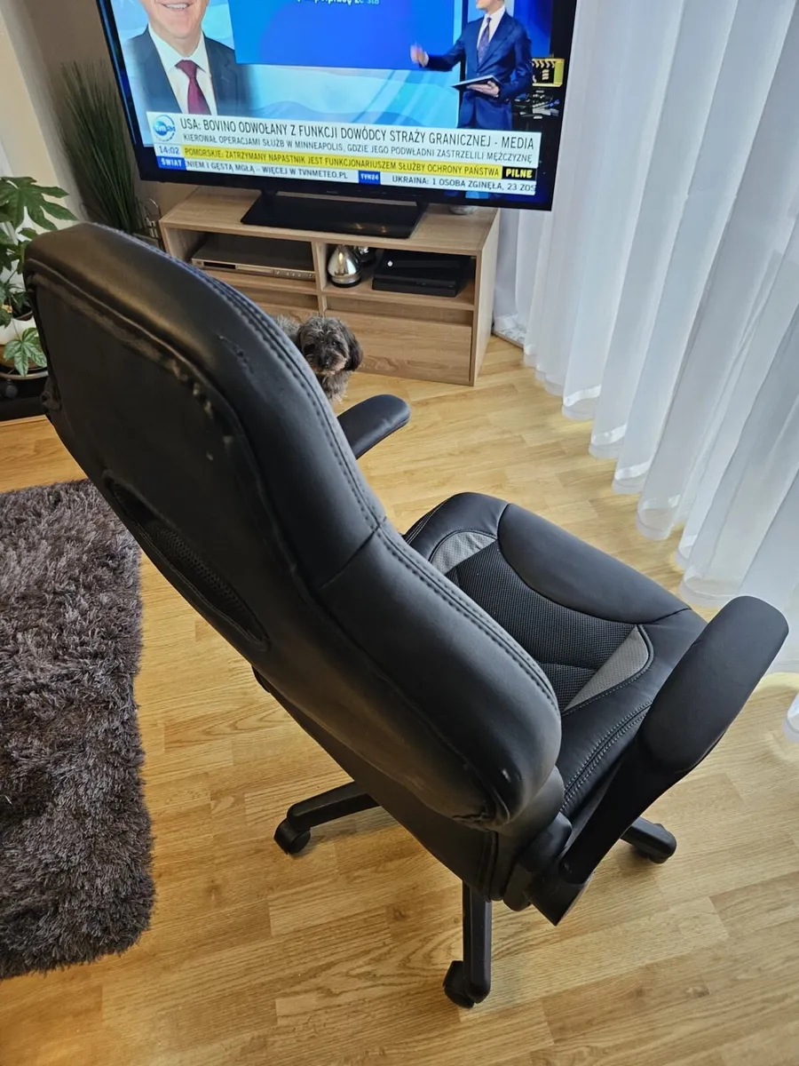 Office chair- pristine condition - Image 2