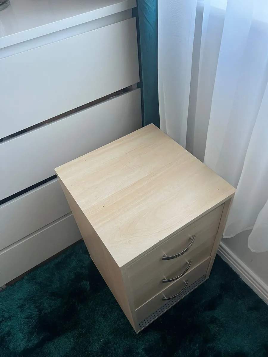 Set of bedroom bedside tables + chest of drawers - Image 2