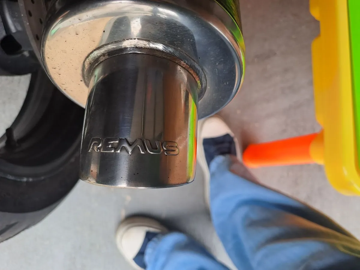 YAMAHA FZS 2002 - Image 1