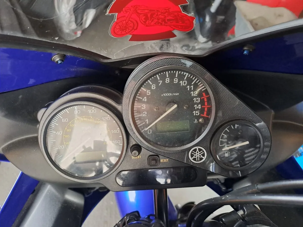 YAMAHA FZS 2002 - Image 2