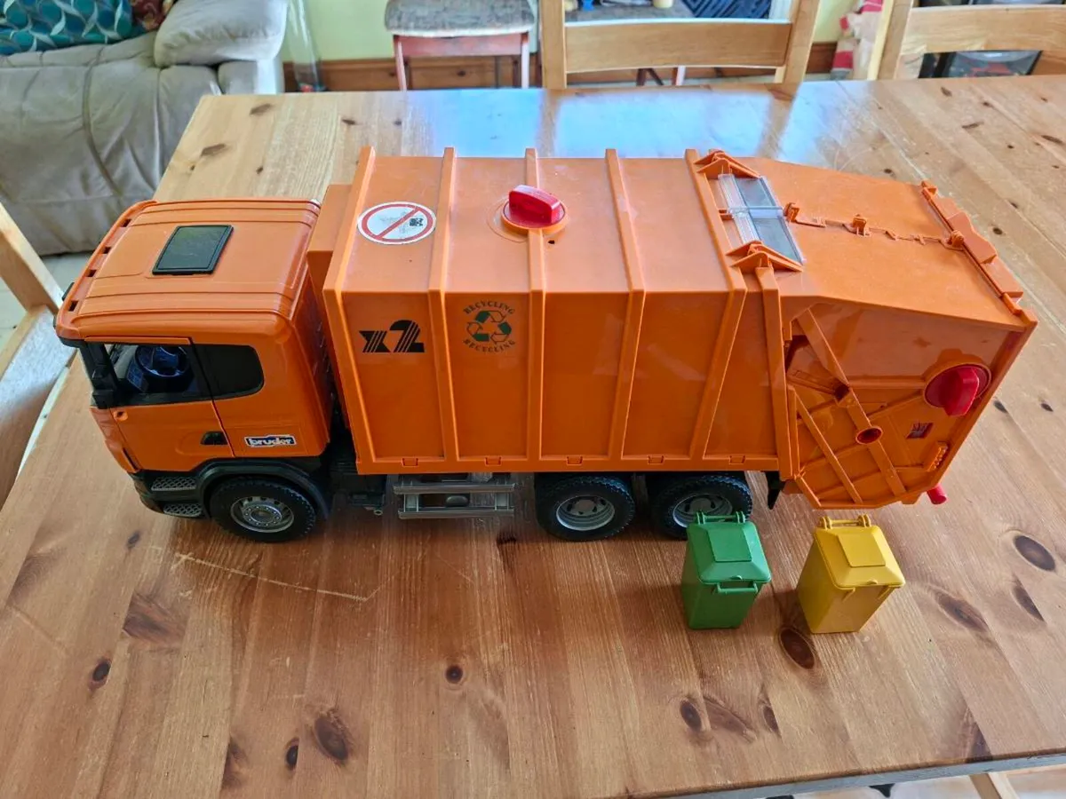 Bruder recycling bin lorry - Image 1
