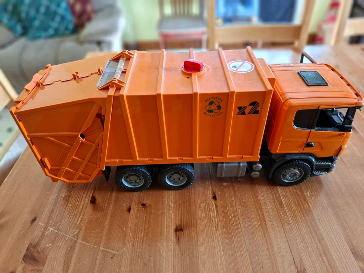 Bruder recycling bin lorry - Image 2