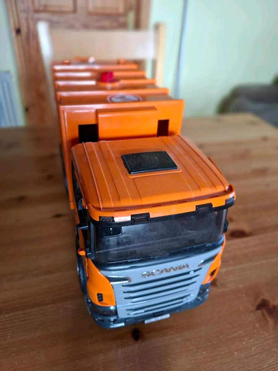 Bruder recycling bin lorry - Image 3