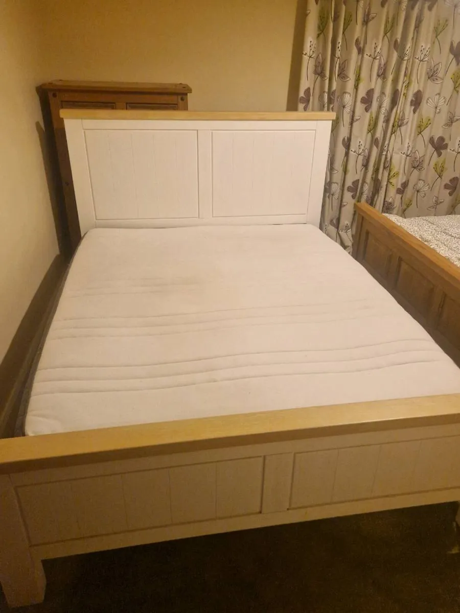 King size bed - Image 1