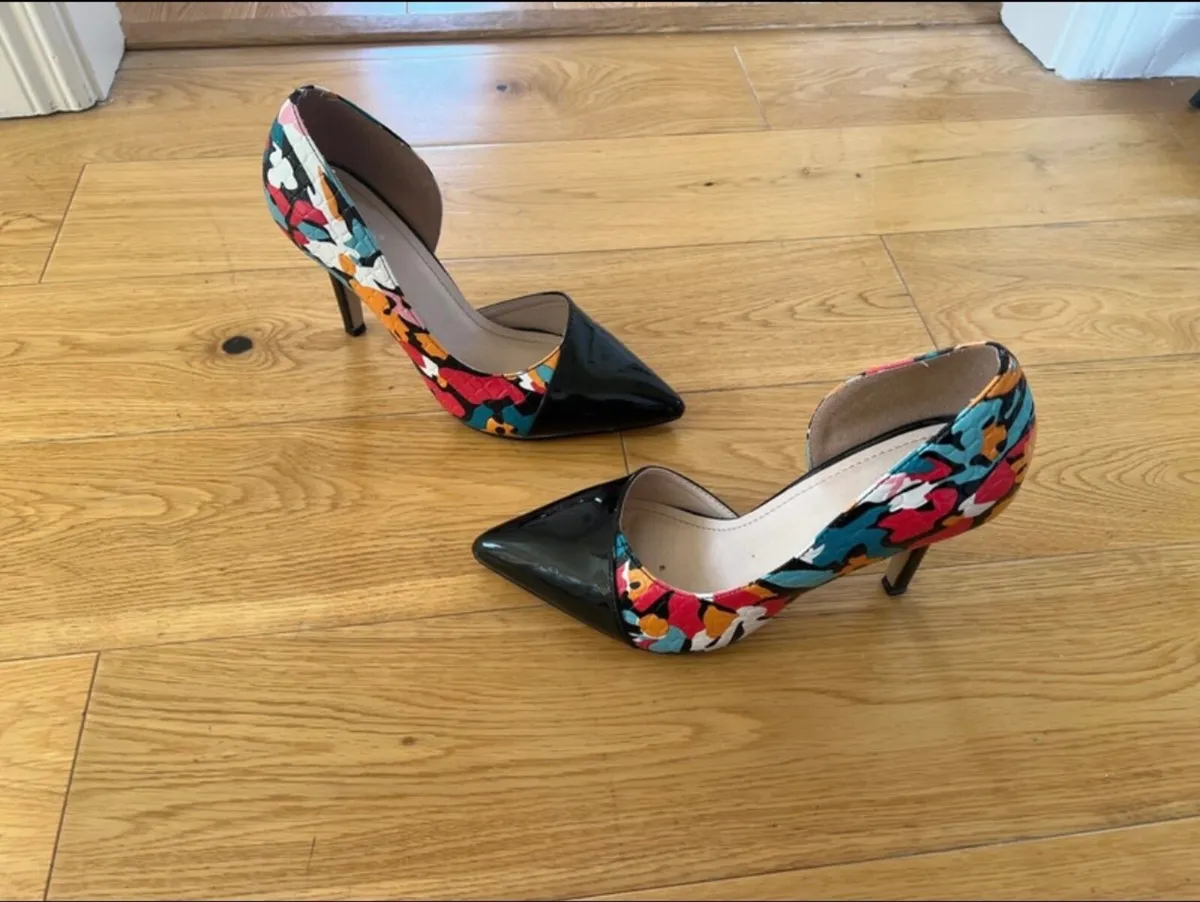 Patent heels with flower print - Image 1