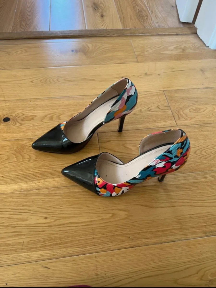 Patent heels with flower print - Image 2