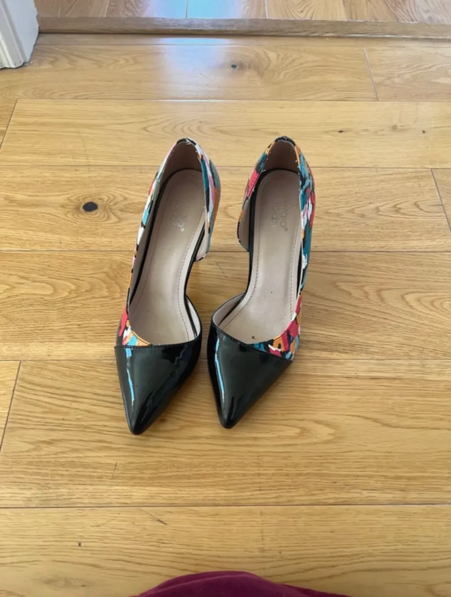 Patent heels with flower print - Image 3