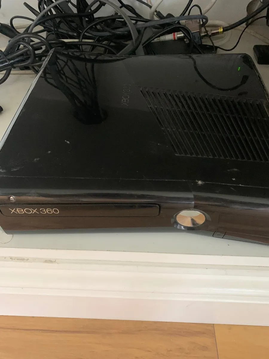 Xbox 360 with one controller - Image 1