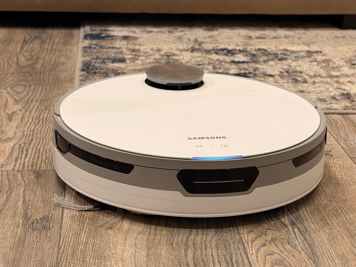 Samsung Jetbot VR30T80 robot vacuum - Image 1