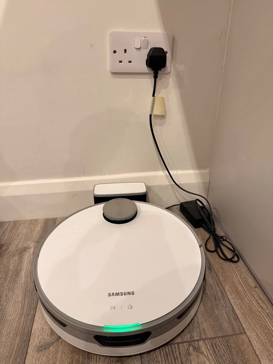 Samsung Jetbot VR30T80 robot vacuum - Image 3