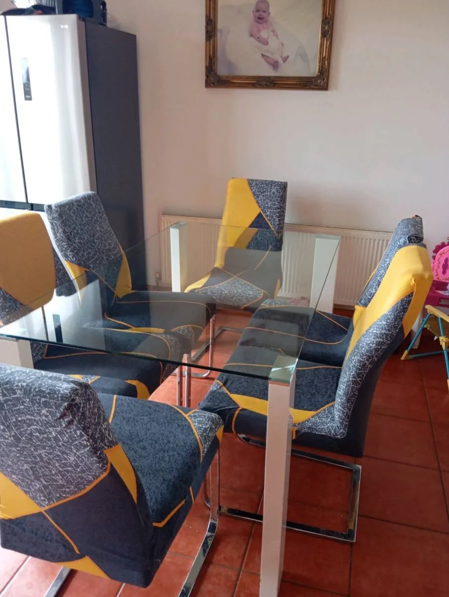 Glass table and 6 chairs - Image 1