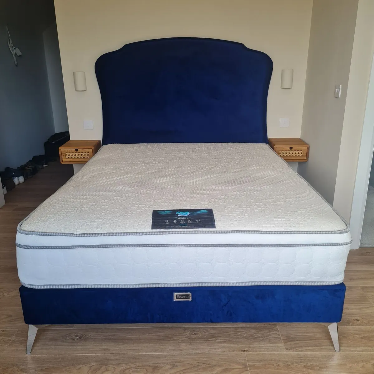 Table and chairs and beds - Image 3