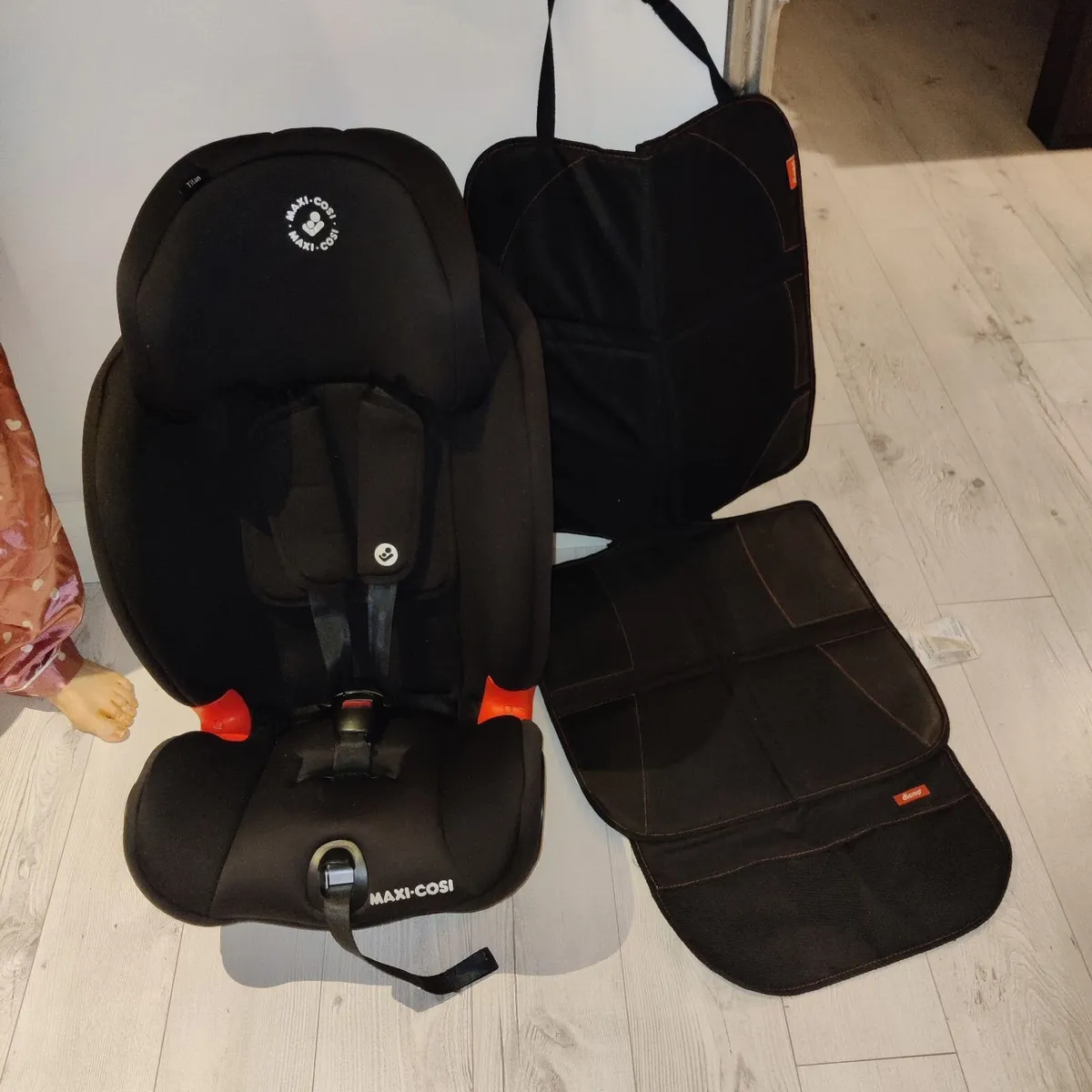 Maxi Cosi Titan chid seat & Protector - Image 1