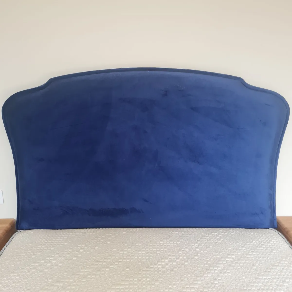 Table and chairs and beds - Image 2