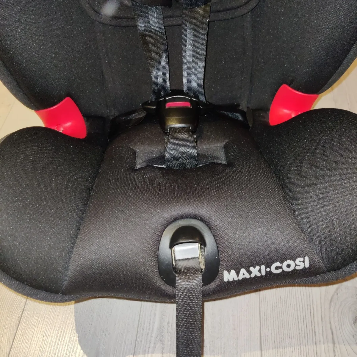 Maxi Cosi Titan chid seat & Protector - Image 4