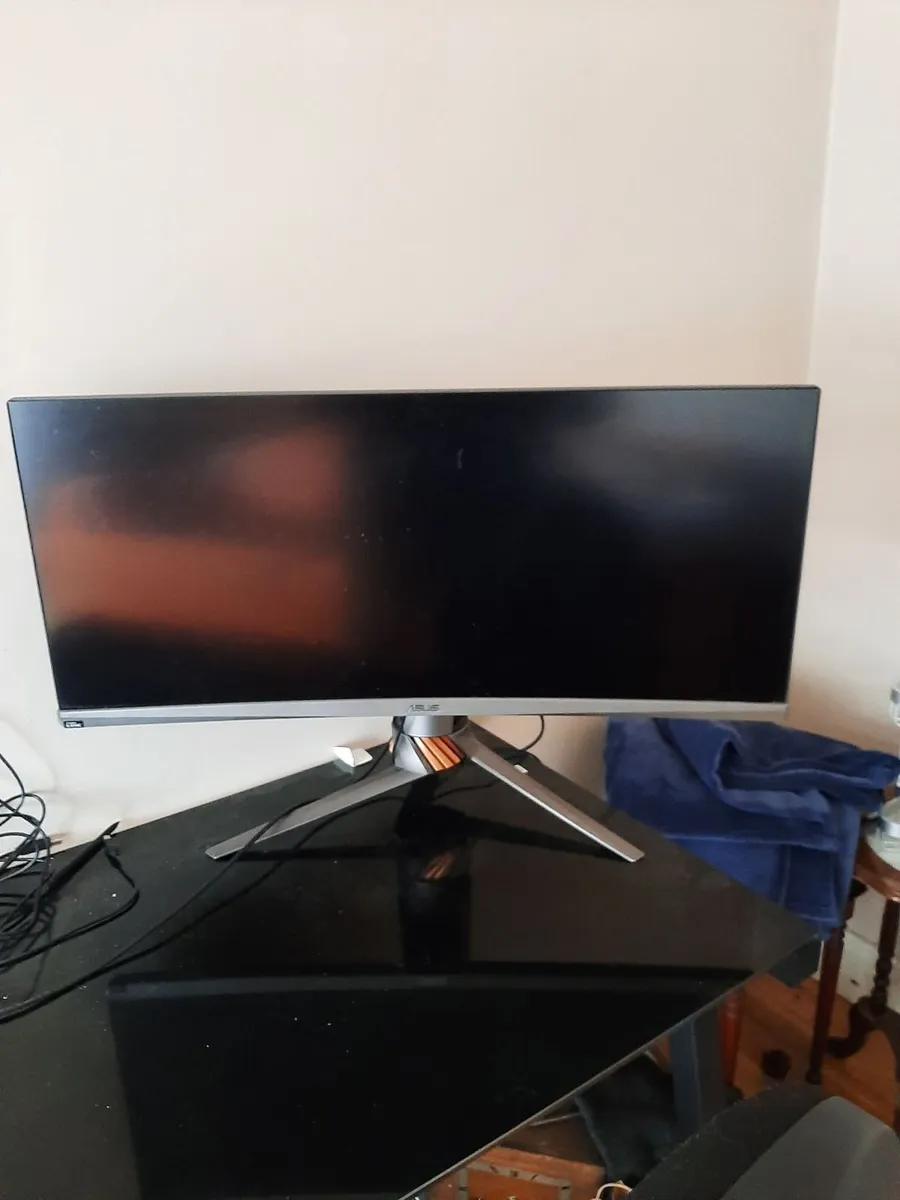 Computer table, monitor and chair - Image 2