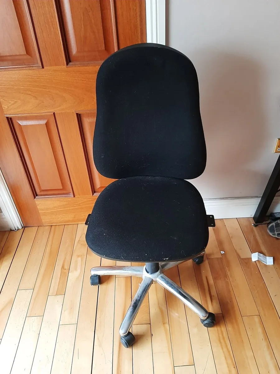 Computer table, monitor and chair - Image 3