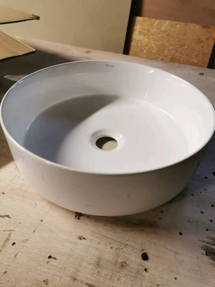 Bathroom sink - Image 1