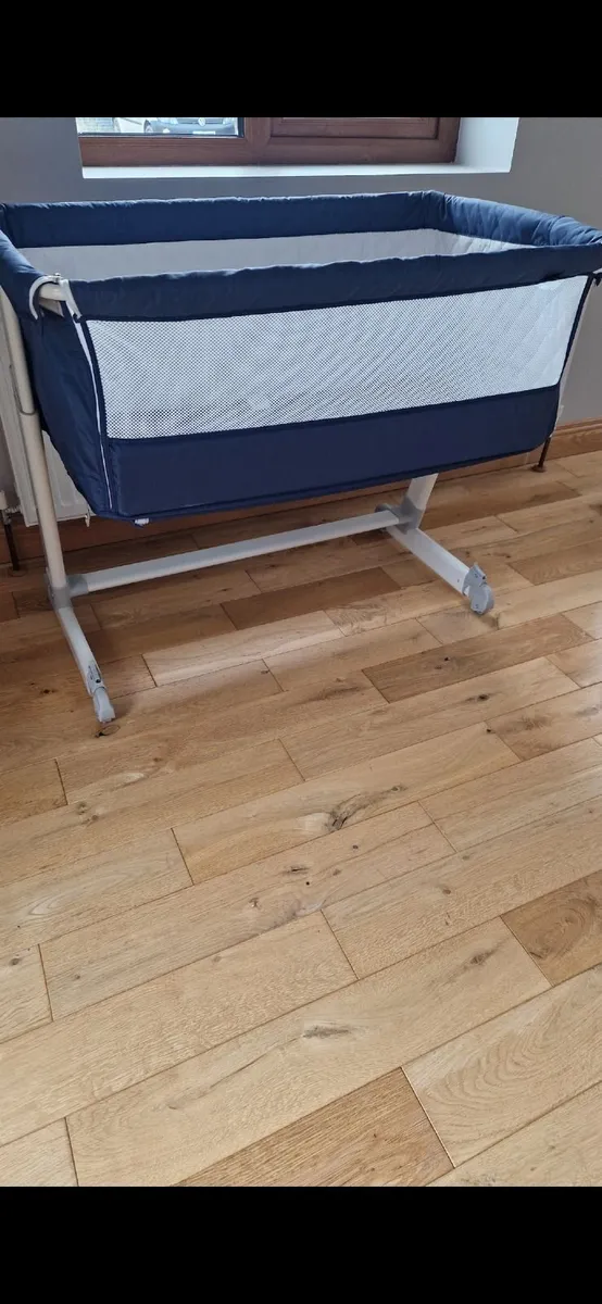 Next to me crib - Image 1