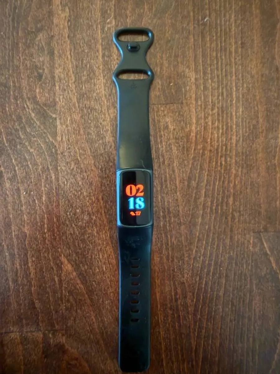 Fitbit Charge 5 + Charger - Image 2