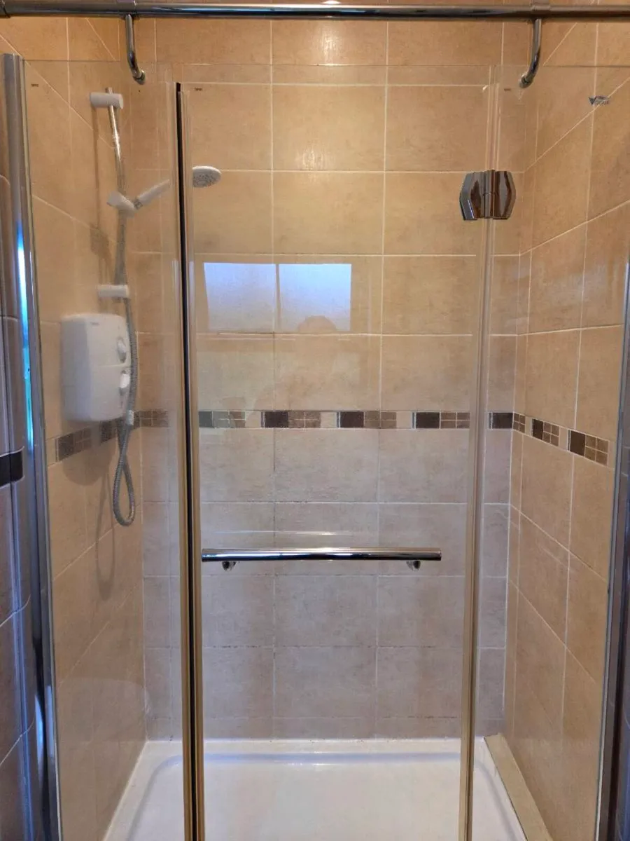 Shower enclosure and shower tray - Image 1