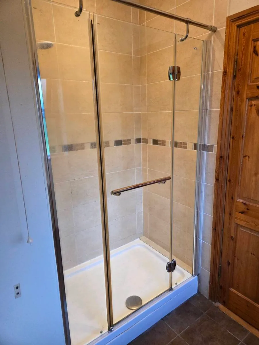 Shower enclosure and shower tray - Image 2