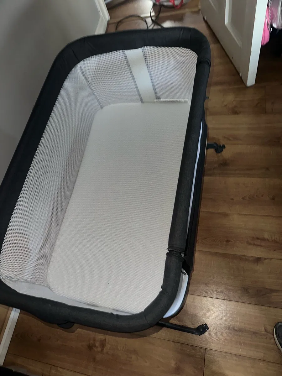 Baby next to me - Image 1