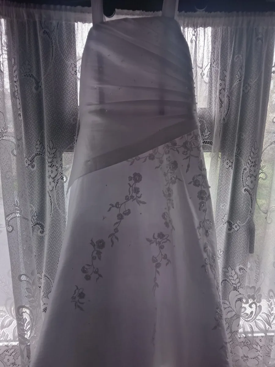 Common dress with umbrella - Image 2