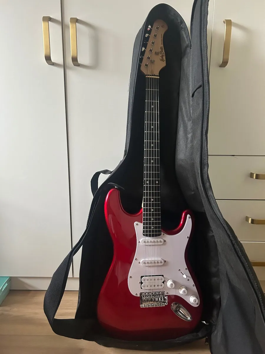 Harley Benton electric guitar + amp - Image 1