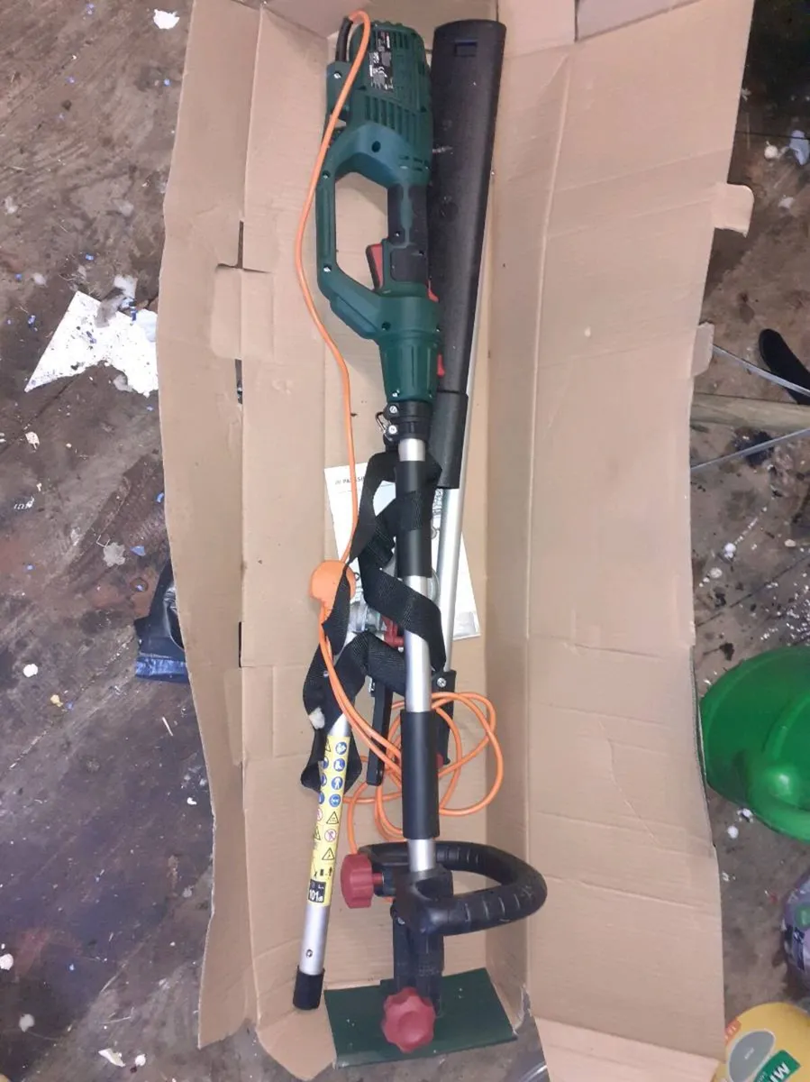 Electric long reach hedge trimmer - Image 1