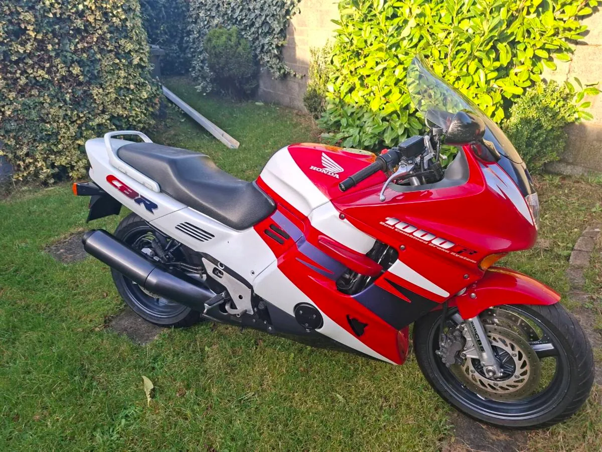 Honda CBR 1000f Hurricane - Image 1